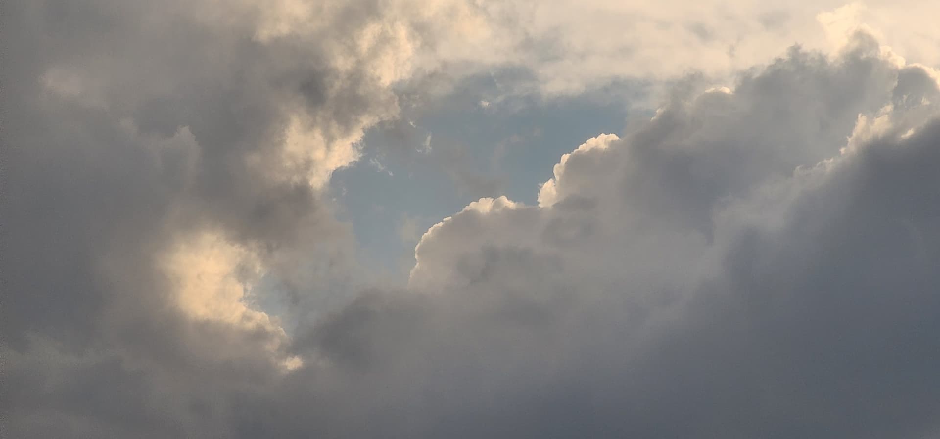 Vast sky filled with soft, diffused clouds above the Jibhi Valley